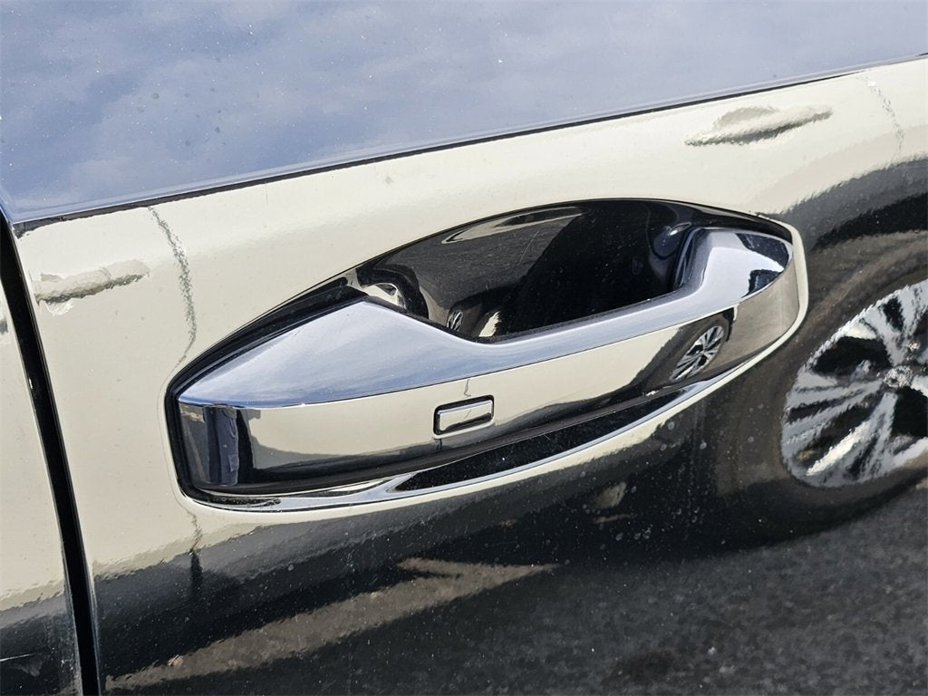 2025 Nissan Kicks SR FWD