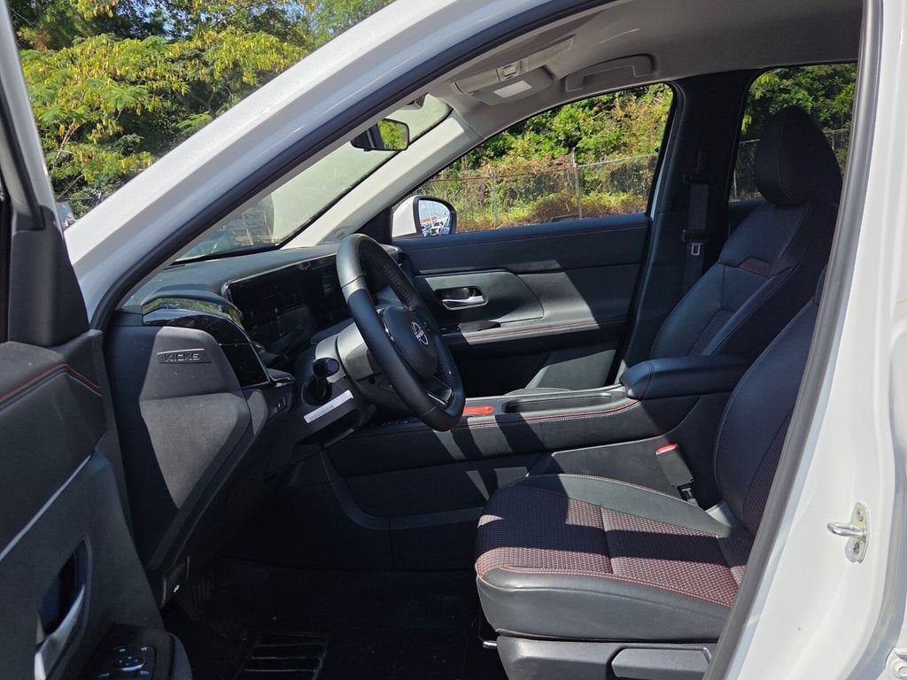 2025 Nissan Kicks SR FWD