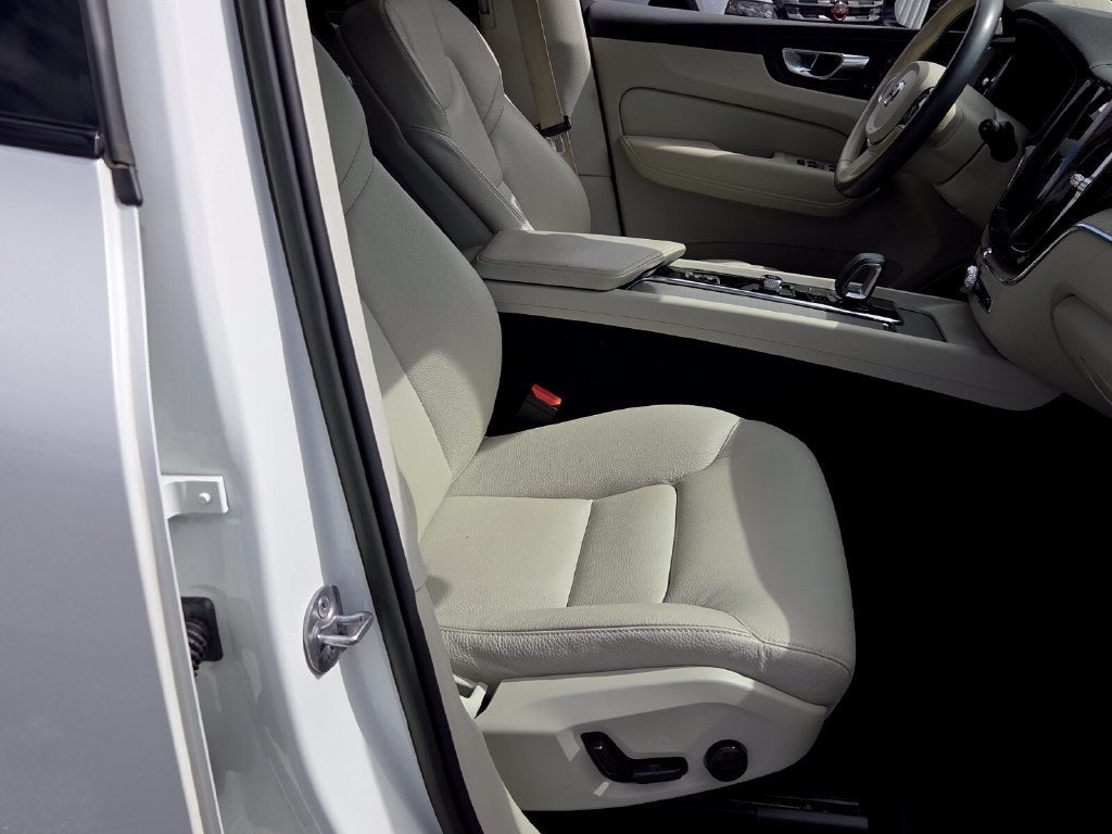 2023 Volvo XC60 B5 Plus Dark Theme