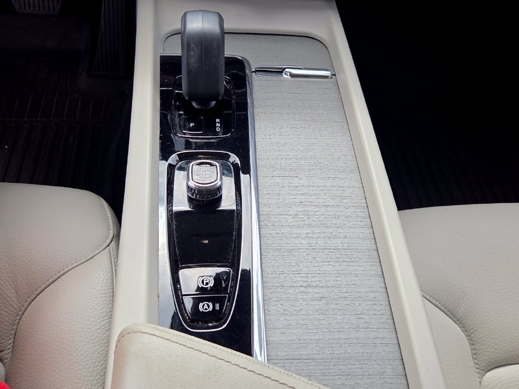 2023 Volvo XC60 B5 Plus Dark Theme