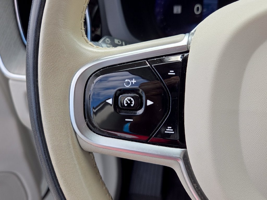 2023 Volvo XC60 B5 Plus Dark Theme