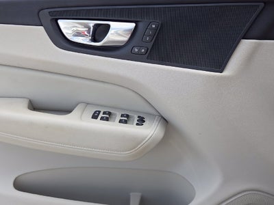 2023 Volvo XC60 B5 Plus Dark Theme