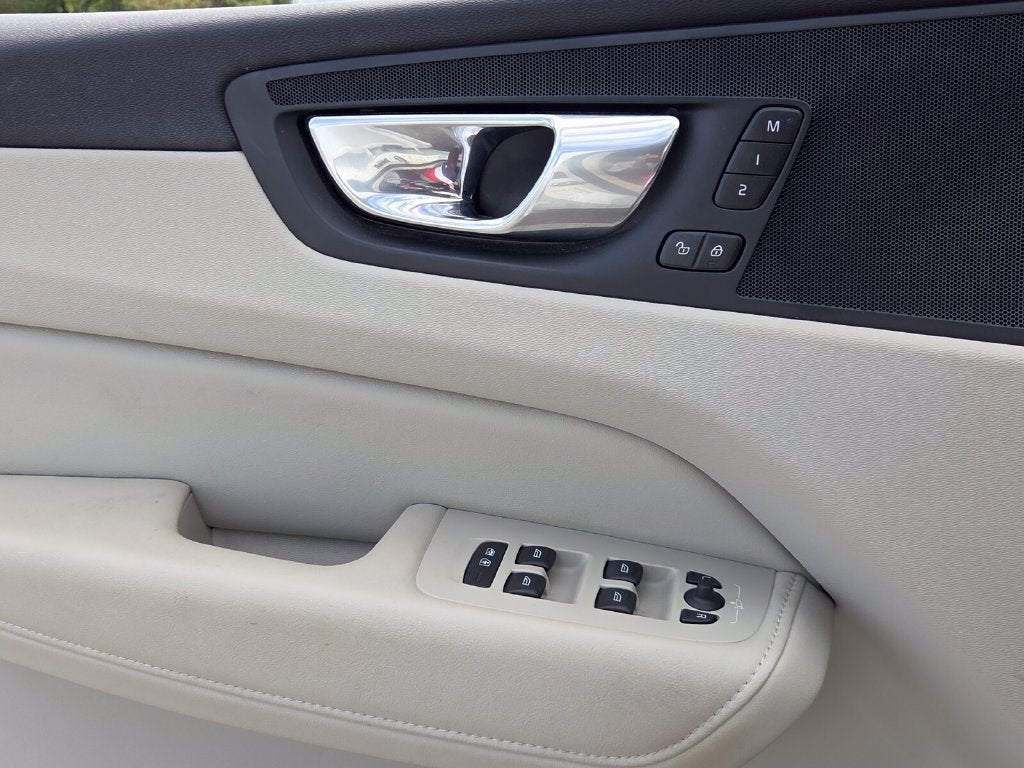 2023 Volvo XC60 B5 Plus Dark Theme