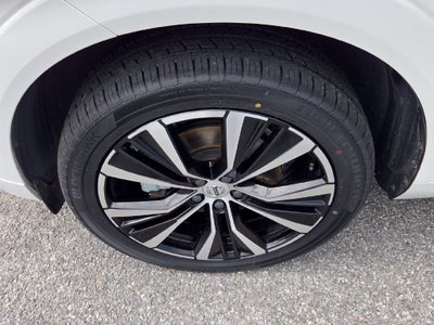 2023 Volvo XC60 B5 Plus Dark Theme