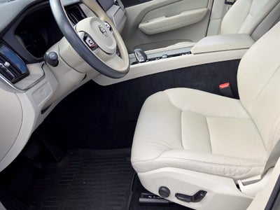 2023 Volvo XC60 B5 Plus Dark Theme