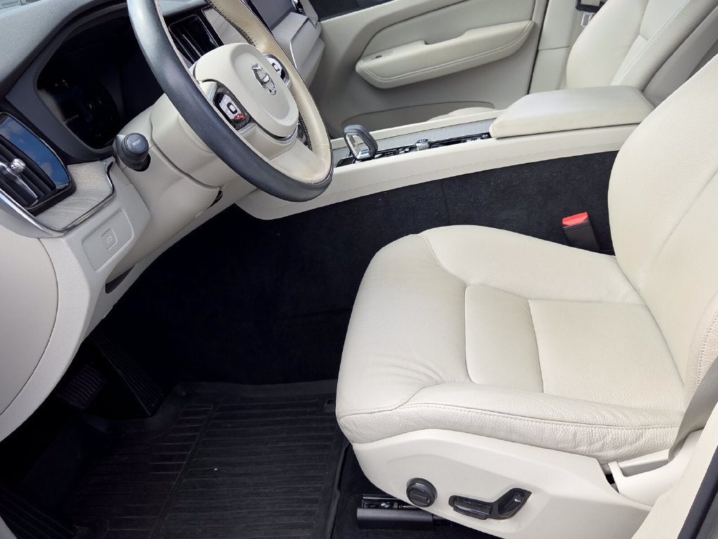2023 Volvo XC60 B5 Plus Dark Theme