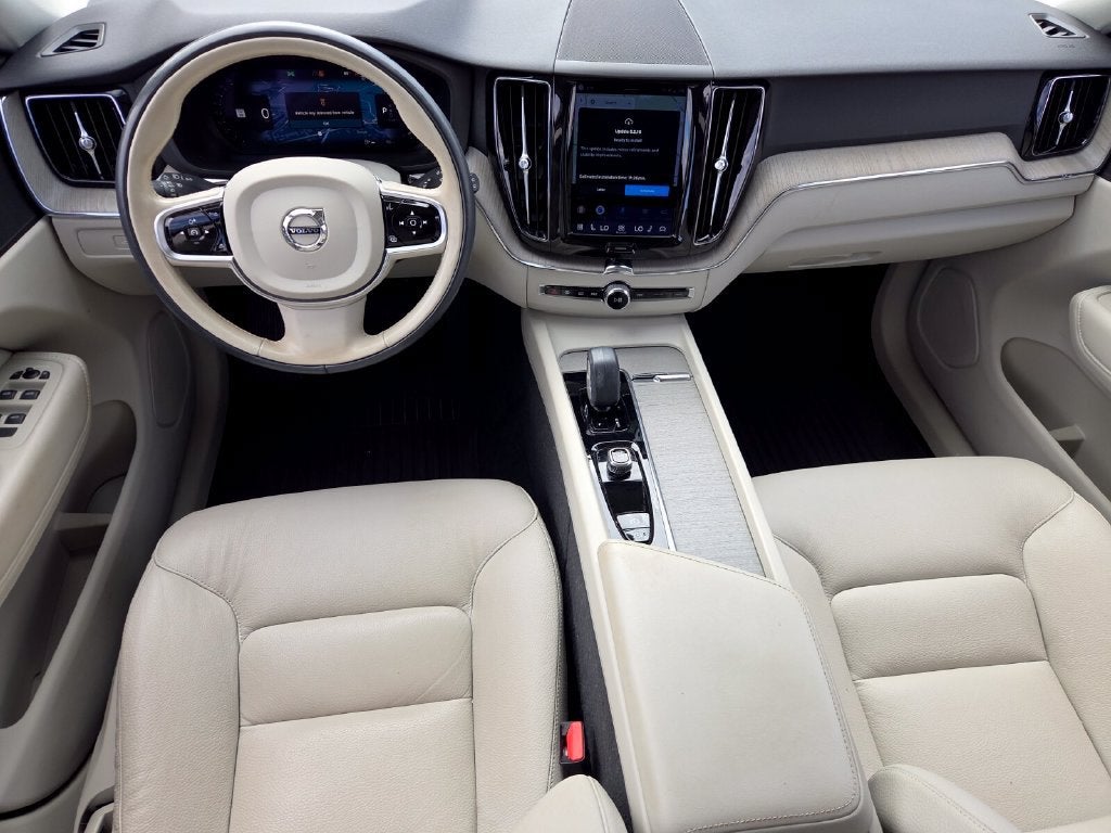 2023 Volvo XC60 B5 Plus Dark Theme